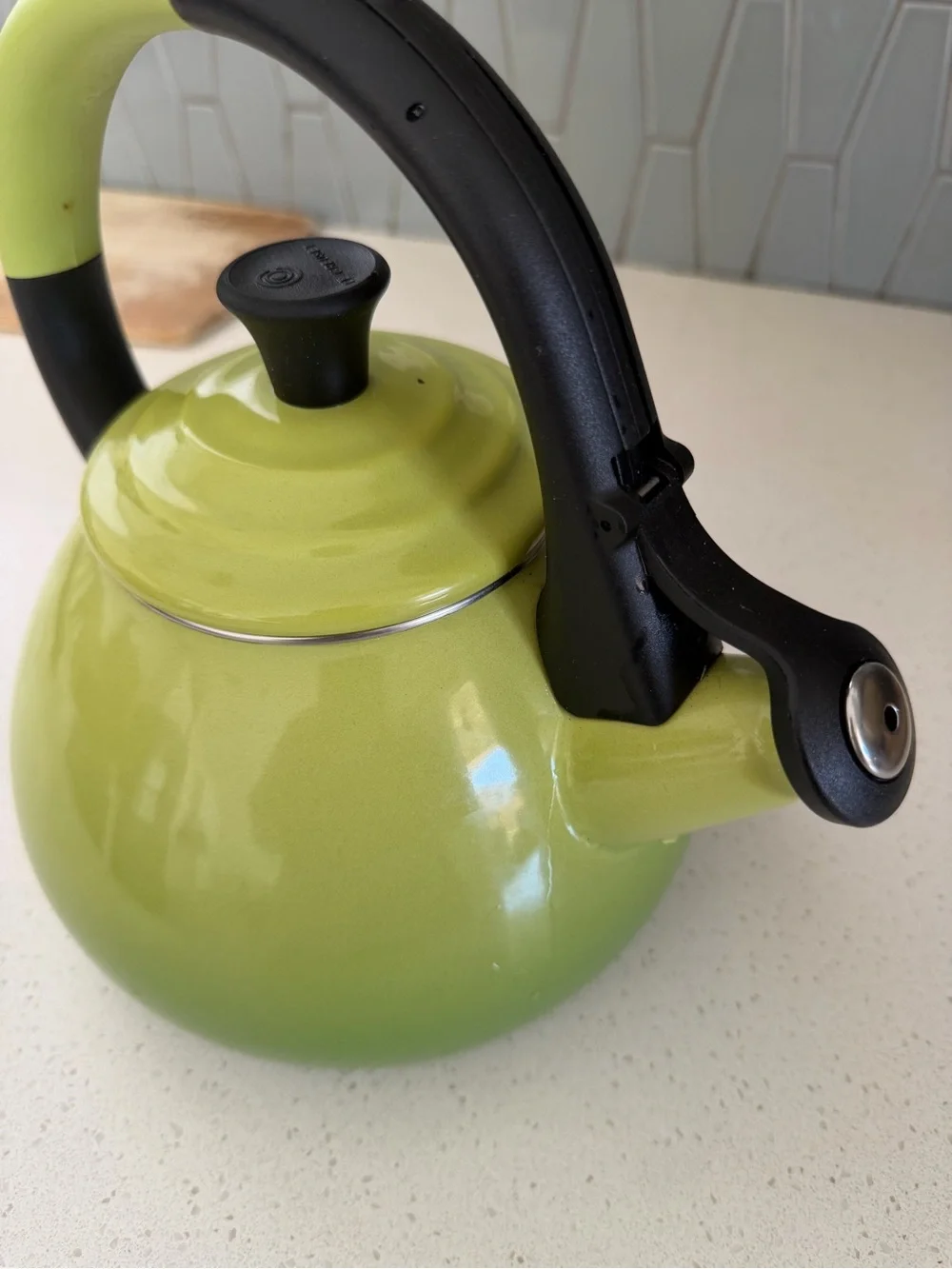 Le Creuset 1.5L (1.6 Qt.) Whistling Tea Kettle – Kiwi Green Kitchen